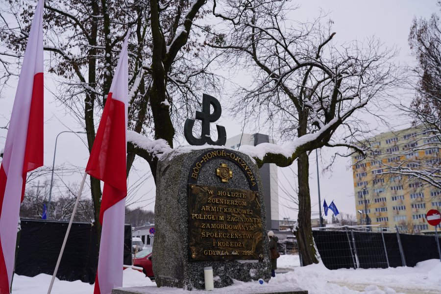 Pomnik Armii Krajowej znajduje się w Gdyni na Skwerze Kościuszki 