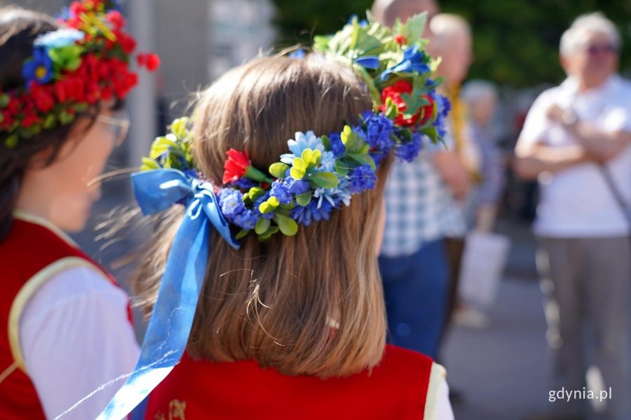 na zdjęciu młodzież w uroczystych i kaszubskich strojach