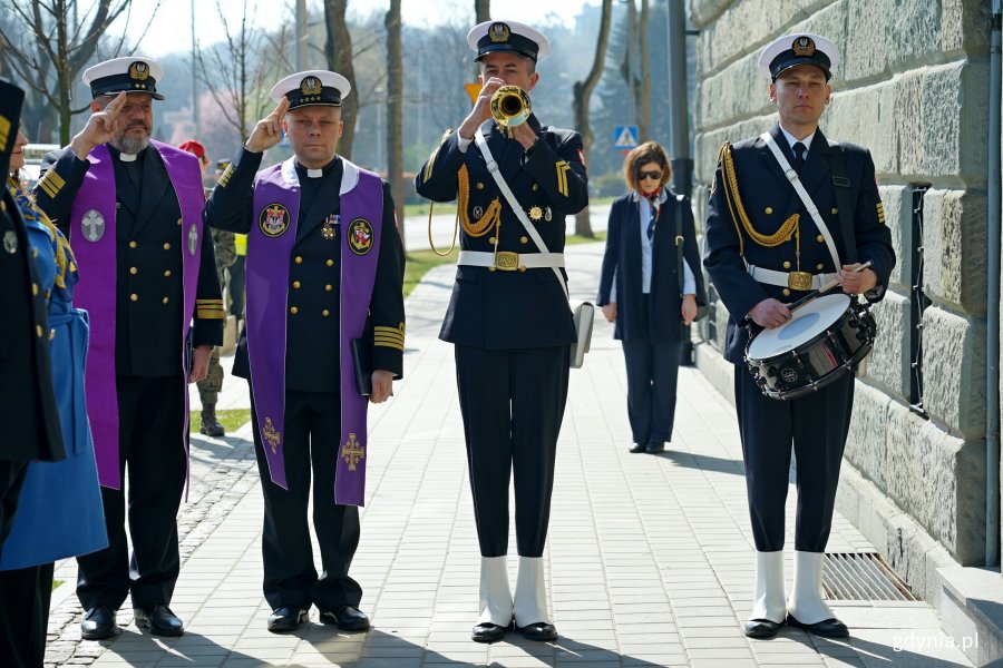 Kapelani oraz trębacz i werblista podczas uroczystości z okazji Dnia Pamięci Ofiar Zbrodni Katyńskiej 