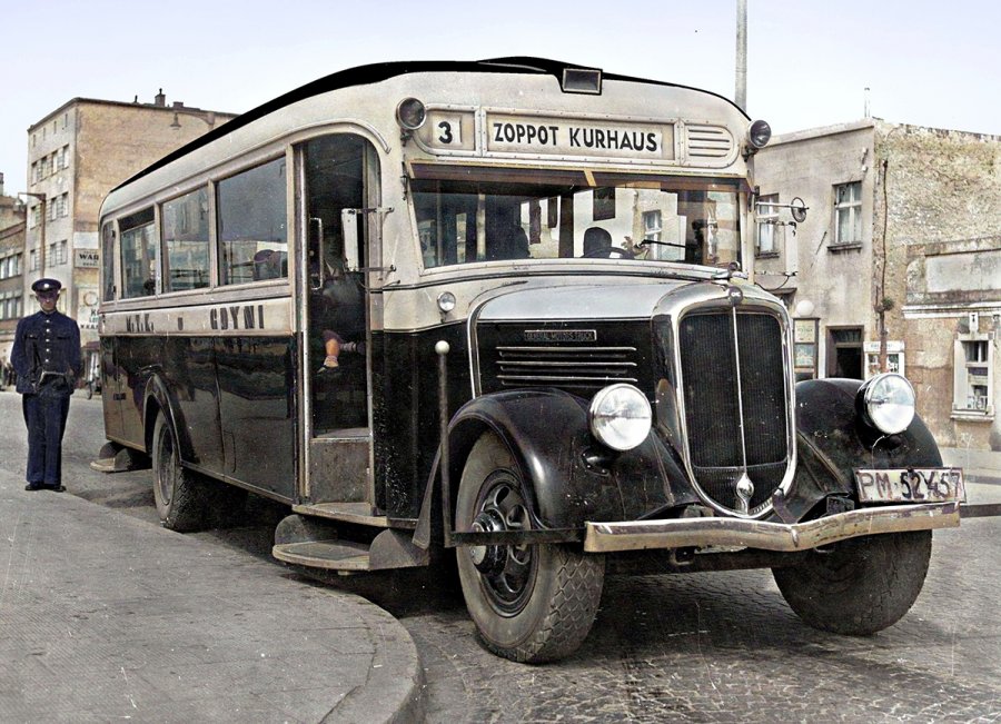 Stary autobus z napisem Zoppot Kurhaus, obok stoi kierowca.