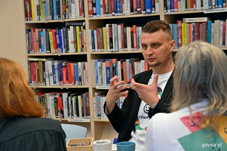 Łukasz Kamiński, pomysłodawca i lider projektu &bdquo;R&oacute;wni goście&rdquo;, podczas warsztat&oacute;w w Bibliotece Śr&oacute;dmieście