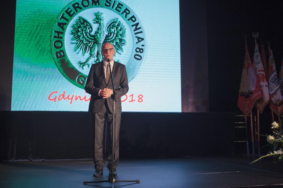 Andrzej Kołodziej, prezes Pomorskiej Fundacji Historycznej na obchodach 38. rocznicy Sierpnia '80 w sali koncertowej Zarządu Portu Gdynia // fot. Kamil Jasiński