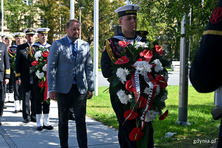 Wiceprezydent Gdyni Marek Łucyk złożył wieniecprzed pomnikiem Armii Krajowej na skwerze Kościuszki // fot. Magdalena Czernek 