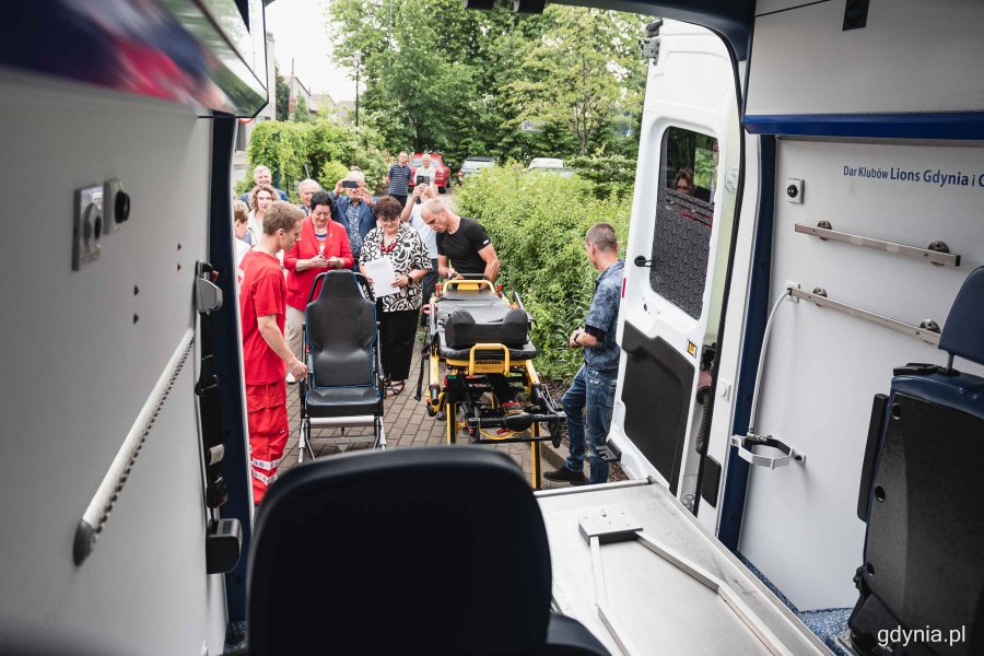 Symboliczna uroczystość przekazania karetki dla hospicjum w Gdyni-Oksywiu, fot. Kamil Złoch
