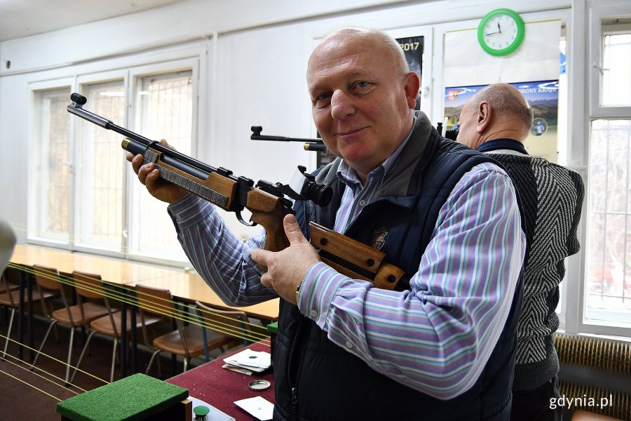 Mimo, że pierwsza połowa ferii nie uszczęśliwiła dzieci śniegiem, to jednak o nudzie nie mogło być mowy! Na zdjęciu uczestnicy zajęć na strzelnicy // fot. Michał Puszczewicz