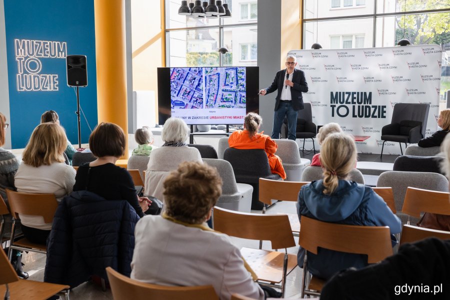 dr Robert Hirsch – miejski konserwator zabytków przemawiający podczas spotkania z cyklu „Wtorki z modernizmem” 