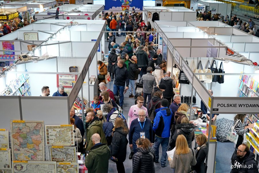 Uczestnicy Targ&oacute;w Książki w Gdyni odwiedzający stoiska wydawc&oacute;w 