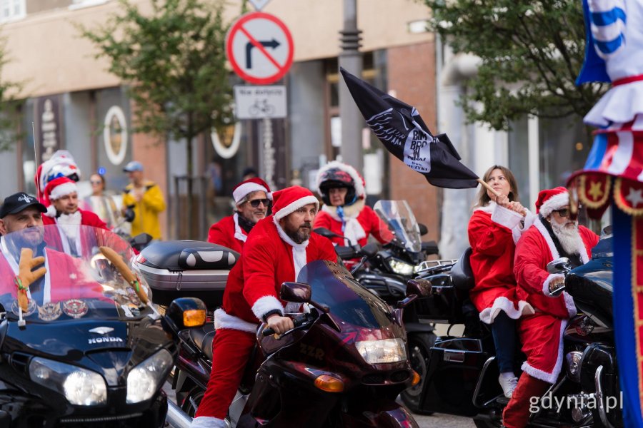 Mikołaje na motocyklach w trakcie kręcenia lipdubu