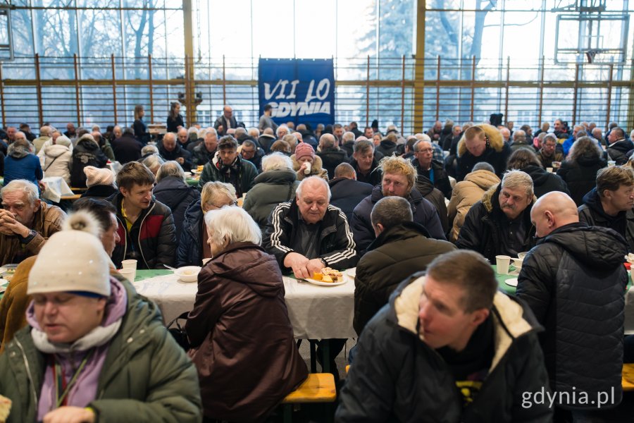 Uczestnicy gdyńskiej wigilii dla samotnych i potrzebujących przy świątecznych stołach 