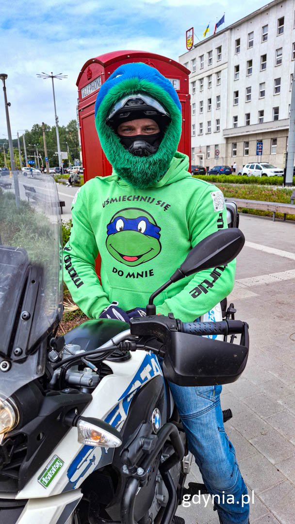 Mieszkaniec Gdyni pozytywnie promuje miasto i motocyklistów, fot. Michał Sałata