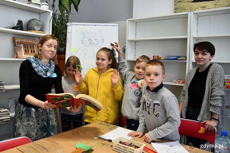 Mimo, że pierwsza połowa ferii nie uszczęśliwiła dzieci śniegiem, to jednak o nudzie nie mogło być mowy! Na zdjęciu uczestnicy zajęć w Bibliotece Wzgórze // fot. Michał Puszczewicz 