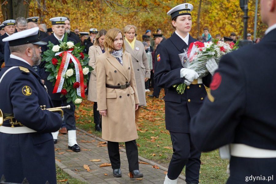 Złożenie kwiatów pod pomnikiem pamięci żołnierzy lądowej obrony Wybrzeża