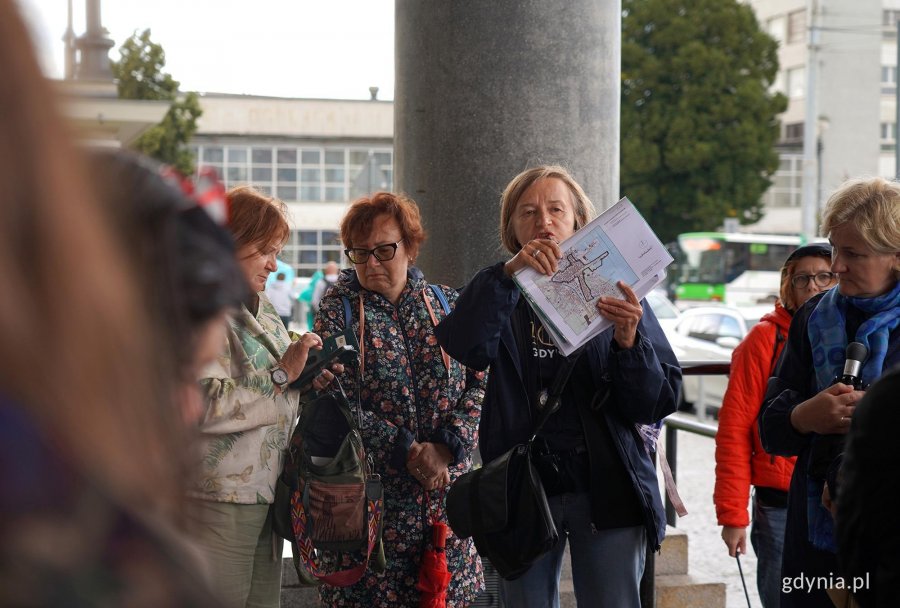 Przewodniczka Magdalena Zmorzyńska opowiada o budynku dworca kolejowego