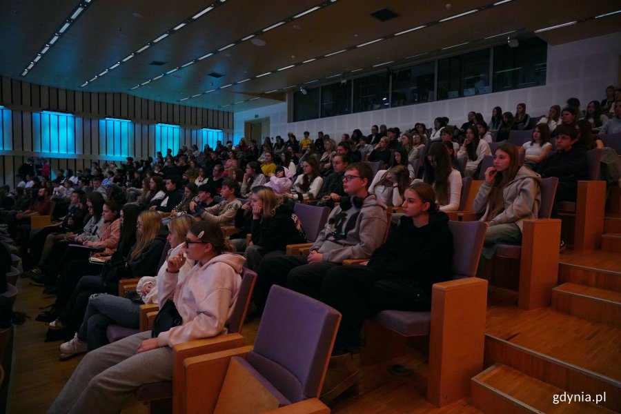 Uczestnicy konferencji „Głos młodych: sprawczość, prawa, przyszłość” zgromadzeni w Pomorskim Parku Naukowo-Technologicznym
