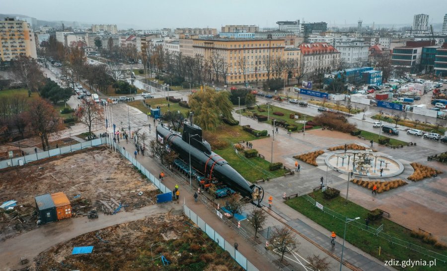 „Sokół” na skwerze Kościuszki podczas transportu do Muzeum Marynarki Wojennej 