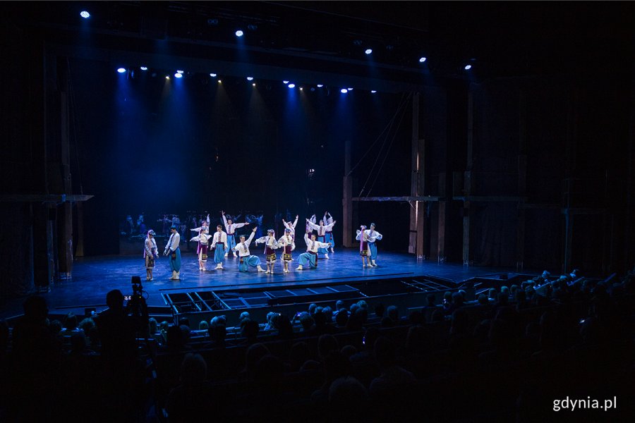 Zespół taneczny „Sonechko” z Żytomierskiej Szkoły Sztuki Choreograficznej na deskach Teatru Muzycznego w Gdyni // fot. Przemysław Kozłowski