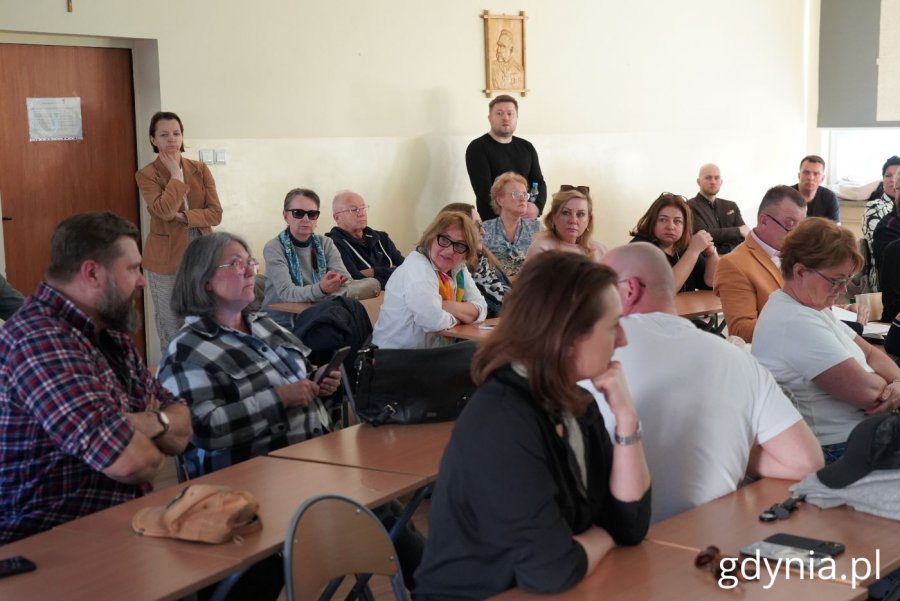 Mieszkańcy wraz z radną Larysą Kramin podczas spotkania w IX Liceum Ogólnokształcącym (fot. Magdalena Starnawska)