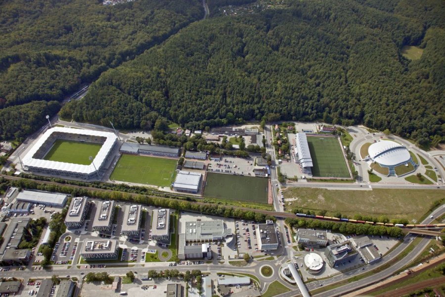 Stadion Miejski w Gdyni oraz obiekty Gdyńskiego Centrum Sportu - ujęcie z lotu ptaka.