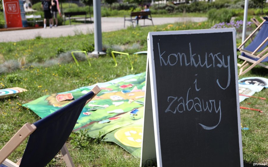 Tablica z napisem konkursy i zabawy