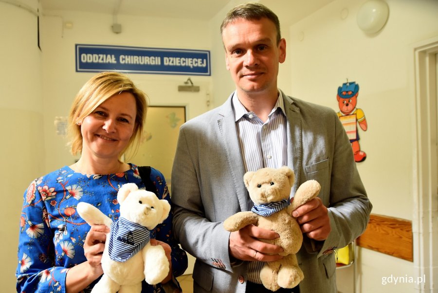 Małych pacjentów, którzy spędzają Dzień Dziecka w szpitalu, odwiedzili Marcin Wołek - wiceprzewodniczący Rady Miasta Gdyni oraz Beata Szadziul - pełnomocnik prezydenta Gdyni ds. rodziny // fot. Sławomir Okoń