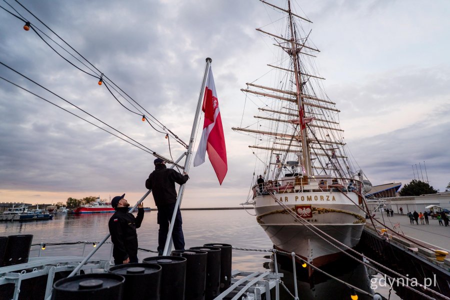 Dar Pomorza widziany z pokładu ORP Błyskawica (fot. Paweł Budziński)