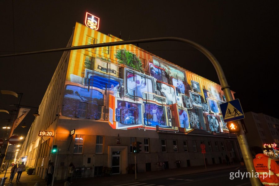 &bdquo;Zaczęło się  od morza. Baśniowa opowieść o Gdyni&rdquo;, video mapping na fasadzie urzędu miasta i widzowie