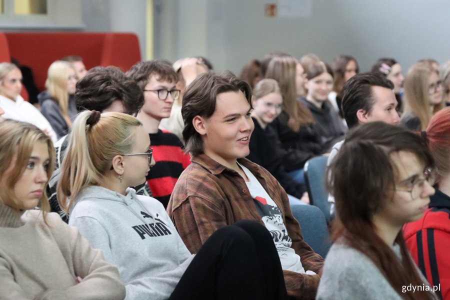 Światowy Tydzień Przedsiębiorczości 2025 w ZSA-E w Gdyni, na zdjęciu gdyński grafik Jan Rutka i uczniowie ZSA-E (fot. Katarzyna Balcerzak)