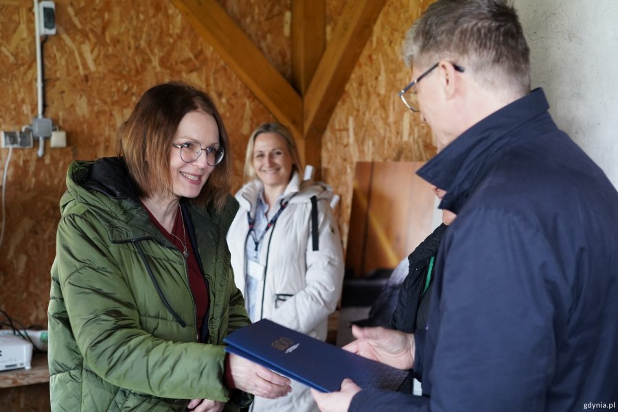Joanna Babirecka-W&oacute;jtowicz z firmy HES Gdynia Bulk Terminal odbiera podziękowanie z rąk wiceprezydenta Gdyni Rafała Geremka