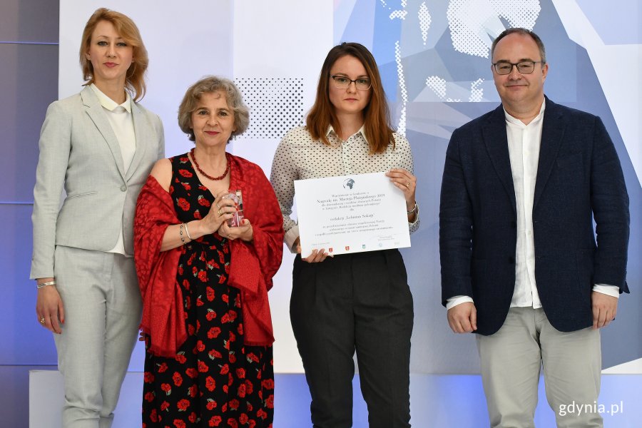 Przedstawicielki czasopisma tureckiej Polonii „Lehistan Sokağı” odbierają wyróżnienie w kategorii redakcja medium polonijnego // fot. Michał Puszczewicz