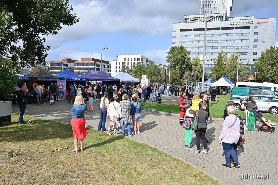 Teren pikniku marynarskiego ze stoiskami i zgromadzeni tam uczestnicy święta 43. Bazy Lotnictwa Morskiego i Dywizjonu Okrętów Bojowych 