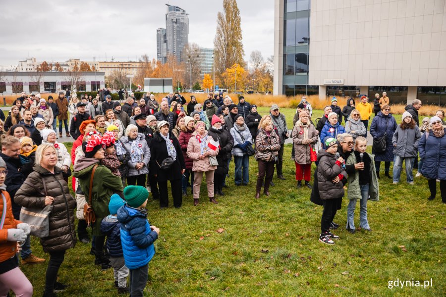 „Śpiewem dla Niepodległej” – wspólne śpiewanie pieśni patriotycznych na placu Grunwaldzkim (fot. Karol Stańczak)