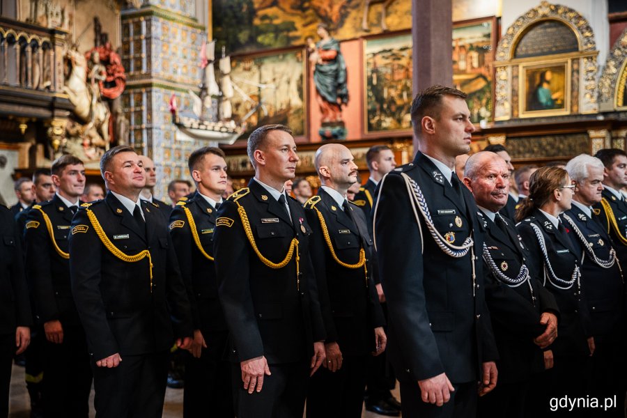 Strażacy podczas uroczystej zbiorki w Dworze Artusa w Gdańsku