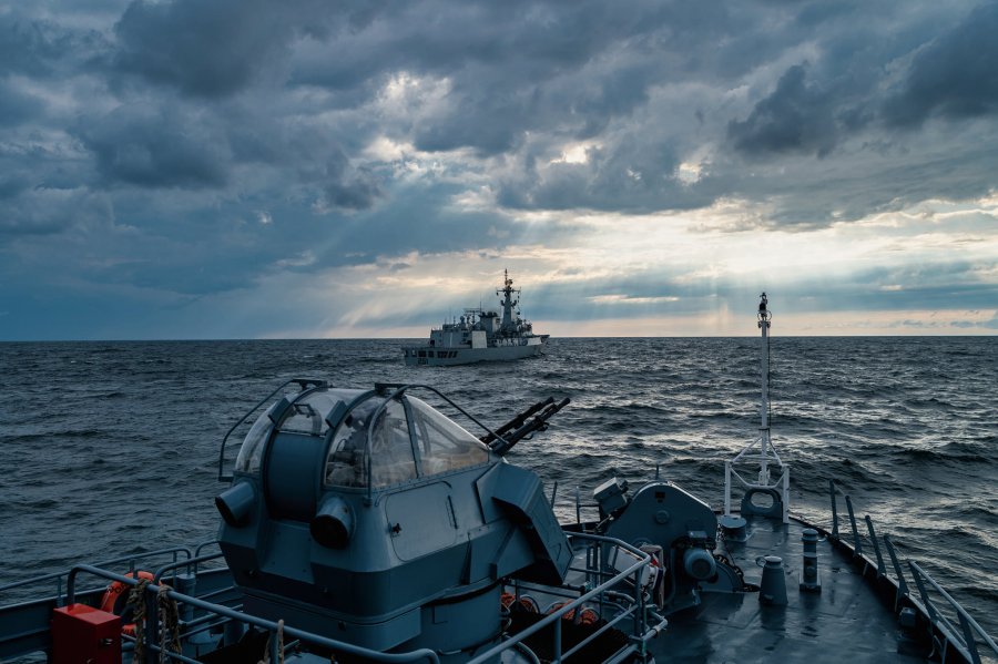 Na pierwszym planie pokład okrętu ORP „Kormoran”. W tle morze, światło przebijające się przez chmury i pakistański PNS Zulfiquar // fot. załoga ORP „Kormoran” / Marynarka Wojenna RP
