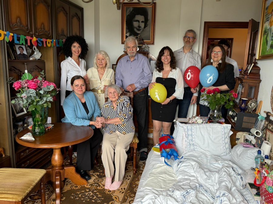 Wspólne świętowanie 100. urodzin pani Natalii Masternak. Na zdjęciu: prezydent Gdyni Aleksandra Kosiorek, naczelnik Urzędu Stanu Cywilnego Inocenta Nycz, jubilatka Natalia Masternak wraz z rodziną (fot. Natalia Kawalerowicz