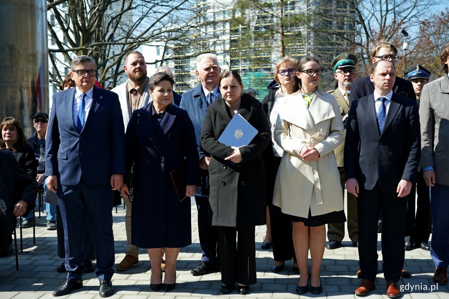 Od prawej: posłowie Rafał Siemaszko i Wioleta Tomczak, radna Teresa Bysewska, prezydent Gdyni Aleksandra Kosiorek, Alina Baaske – pełnomocniczka wojewody pomorskiej ds. integracji środowisk kombatanckich i koordynacji ich działań oraz radny Łukasz Strzałkowski podczas uroczystości z okazji Dnia Pamięci Ofiar Zbrodni Katyńskiej 