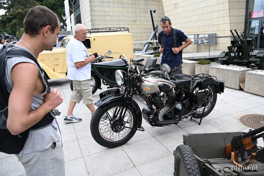 Zabytkowe motocykle przy Muzeum Marynarki Wojennej w Gdyni, fot. Michał Puszczewicz