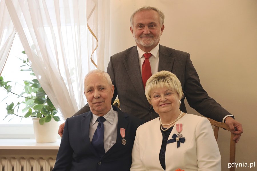 Prezydent Wojciech Szczurek wraz z nagrodzonymi / fot. Michał Kozłowski 