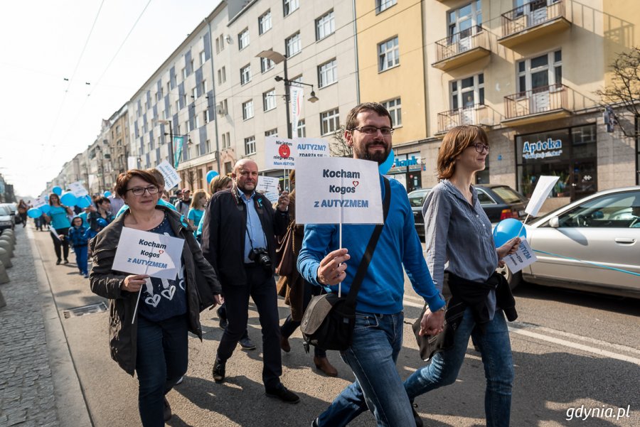 Obchody Światowego Dnia Wiedzy o Autyzmie na ulicach Gdyni // fot. D. Linkowski