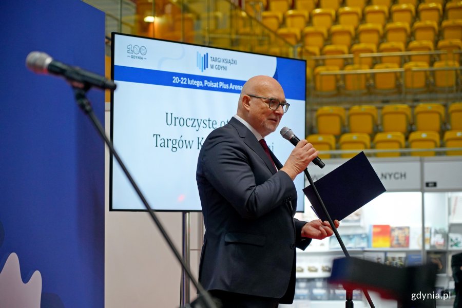 Jacek Oryl, dyrektor targ&oacute;w i wiceprezes zarządu Fundacji Historia i Kultura, podczas otwarcia Targ&oacute;w Książki w Gdyni 