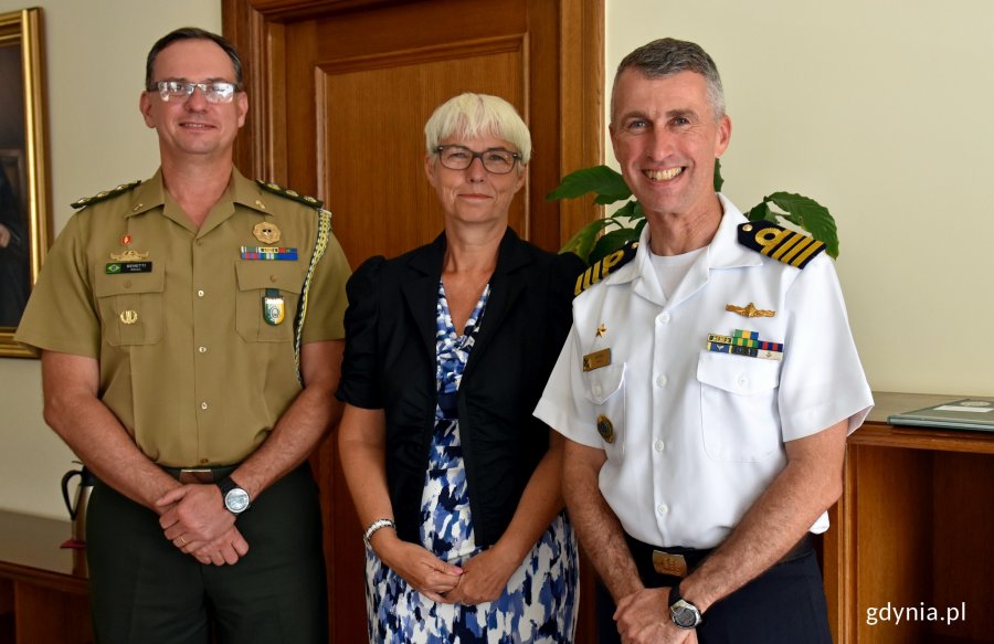 Przewodnicząca Rady Miasta Gdyni Joanna Zielińska i kapitan Adriano Marcelino Batista, dowódca okrętu Cisne Branco oraz płk. Cezar Carriel Benetti, attaché wojskowy przy Ambasadzie Federacyjnej Republiki Brazylii w Warszawie // fot. Magdalena Czernek