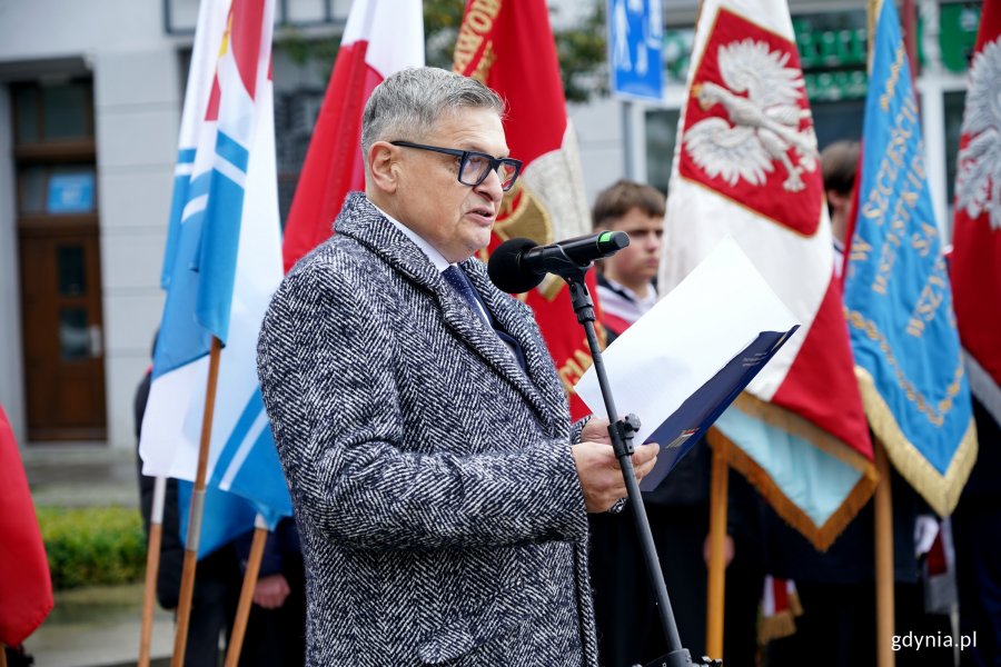Krzysztof Kozubowski - członek stowarzyszenia Gdynian Wysiedlonych odczytujący list od prezydenta RP podczas uroczystości upamiętniających 86. rocznicę pierwszych wysiedleń gdynian