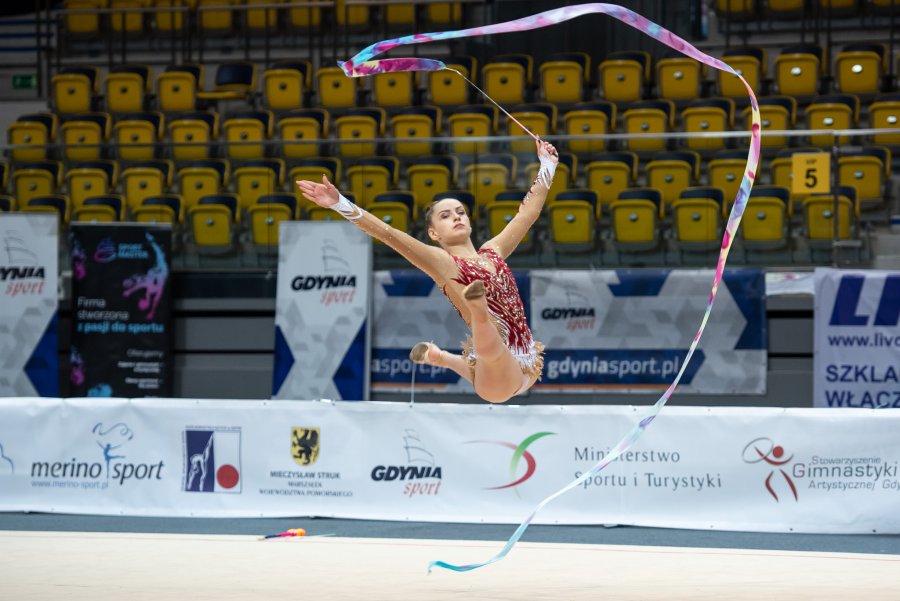 Gimnastyczka podczas zawodów w Gdynia Arenie