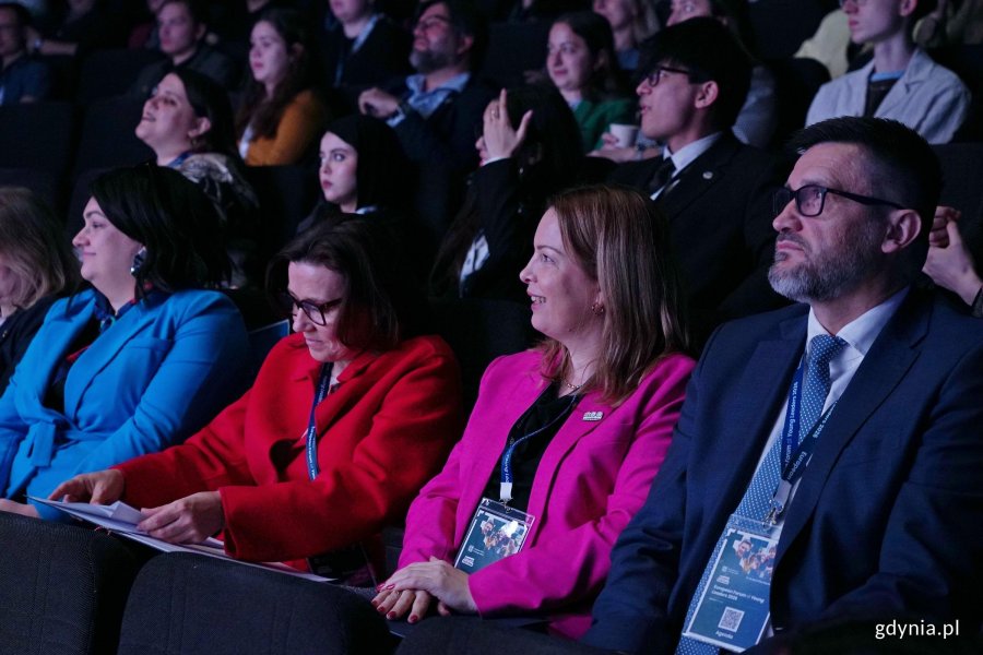 Od prawej: Tomasz Krześniak,- zastępca dyrektora generalnego Fundacji Rozwoju Systemu Edukacji, wiceprezydentka Gdyni Oktawia Gorzeńska oraz dr Katarzyna Smyk - dyrektorka Przedstawicielstwa Komisji Europejskiej w Polsce podczas oficjalnego otwarcia Europejskiego Forum Młodych Lider&oacute;w