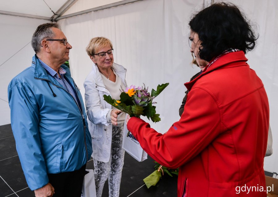 Laureaci konkursu "Gdynia w Kwiatach" odebrali z rąk przewodniczącej Rady Miasta Joanny Zielińskiej nagrody i wyróżnienia // fot. Przemysła Świderski
