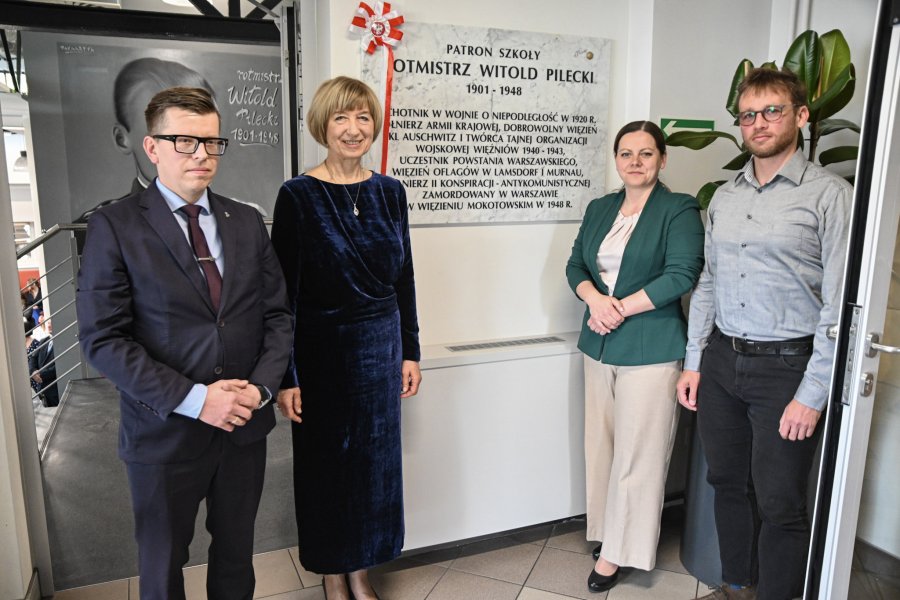Na zdjęciu (od lewej):  przedstawiciel IPN Gdańsk Krzysztof Drażba, dyrektorka Zespołu Szkół Ekonomiczno-Administracyjnych Anna Marlewska i prezydent Gdyni Aleksandra Kosiorek, prawnuk Rotmistrza Witolda Pileckiego (fot. Magdalena Starnawska)