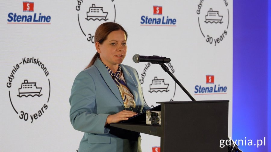 Prezydent Gdyni Aleksandra Kosiorek przemawia ze sceny