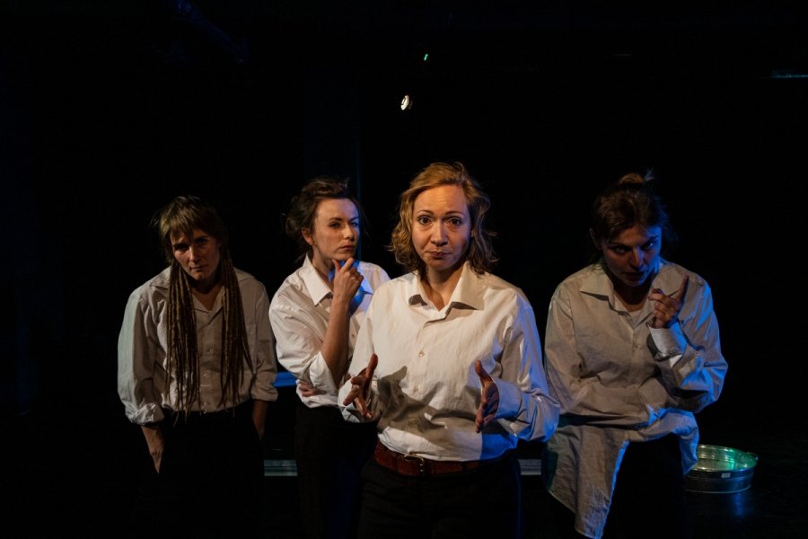 Zdjęcie z próby do spektaklu „Wieczna komedia” w reżyserii Grzegorza Kujawińskiego. Scena zbiorowa - cztery kobiety w białych koszulach