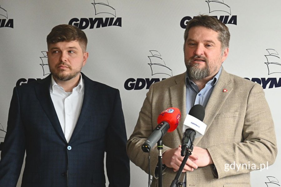 Od lewej: radny Gdyni, przewodniczący Komisji Kultury RMG Dominik Aziewicz oraz przewodniczący Rady Miasta Gdyni Tadeusz Szemiot stojący przed mikrofonem