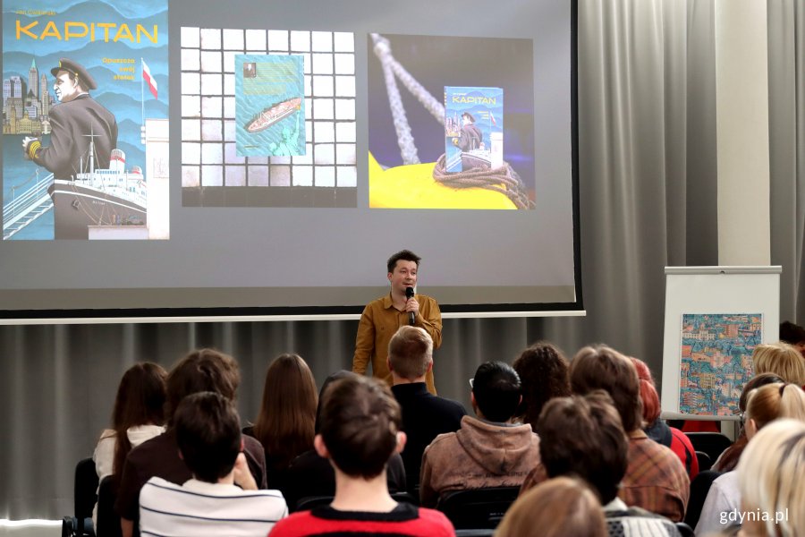 Światowy Tydzień Przedsiębiorczości 2025 w ZSA-E w Gdyni, na zdjęciu gdyński grafik Jan Rutka i uczniowie ZSA-E (fot. Katarzyna Balcerzak)