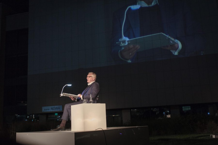 Sobotnie czytanie fragmentów Normana Daviesa na Placu Grunwaldzkim przez znanych aktorów, fot. Dawid Linkowski